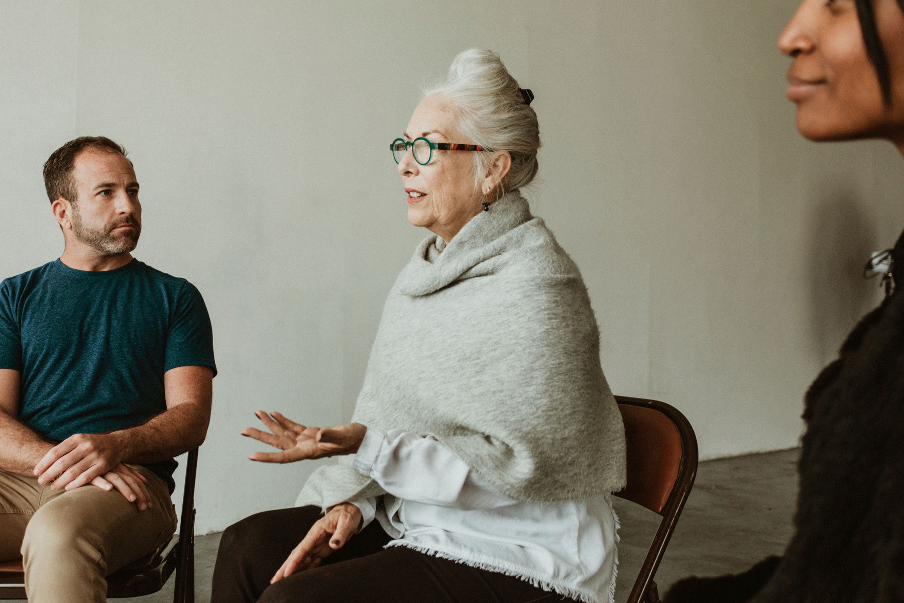 a therapist leads group therapy