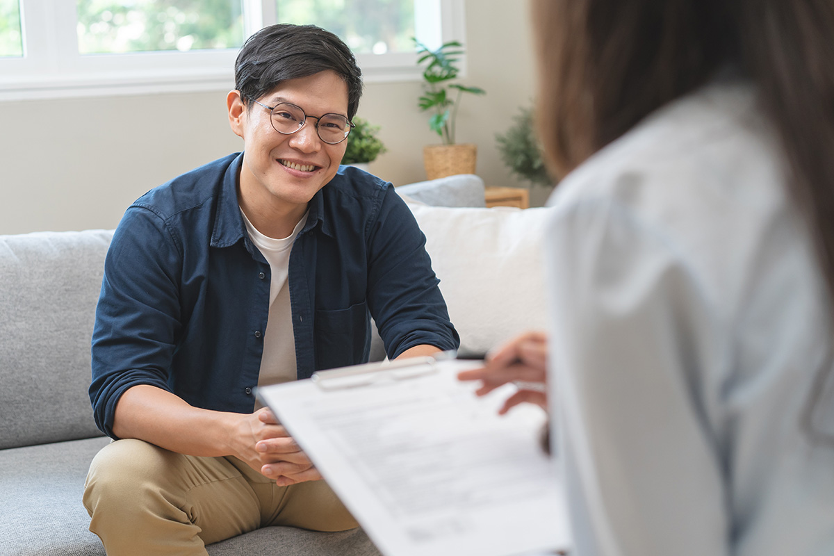 addiction specialist explaining to client about xanax addiction and the essential steps to begin your recovery